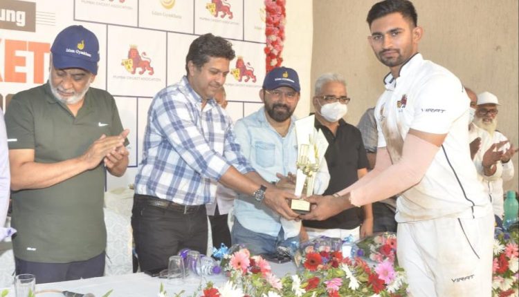 Sairaj Patil recieving award from former Indian Cricketer, Indian Selector & Khelomore founder Jatin Paranjpe