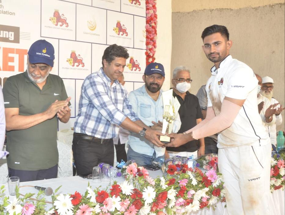 Sairaj Patil recieving award from former Indian Cricketer, Indian Selector & Khelomore founder Jatin Paranjpe