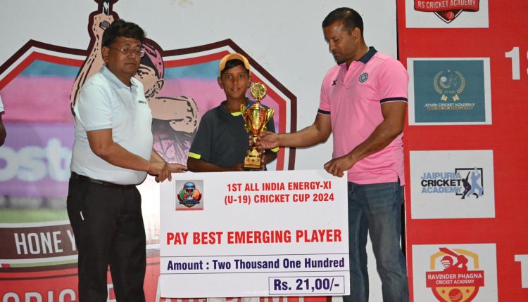 Vaishnav Sharma winning Emerging player award